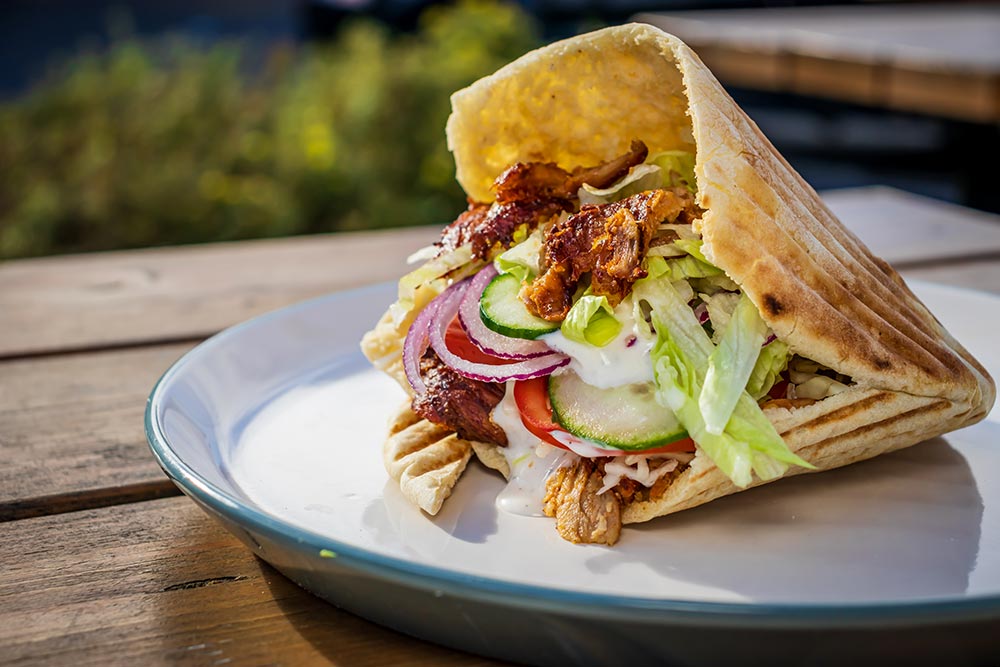 Döner kebab på en tallrik utomhus